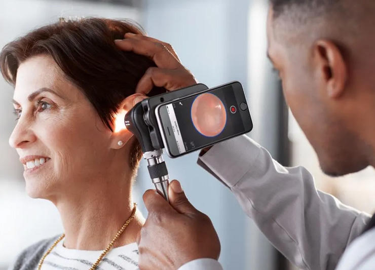 A doctor using WELCH ALLYN MACROVIEW PLUS Otoscope